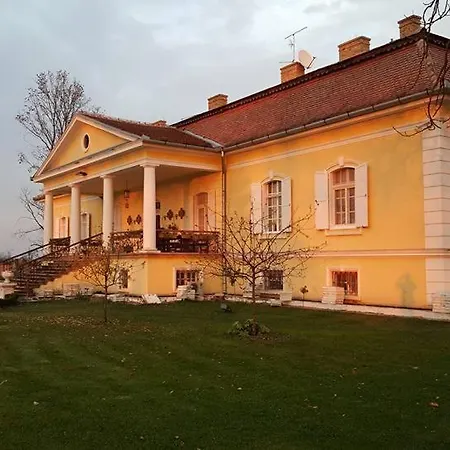 Schulhoff, Castle And Winery Üdülőközpont Padé
