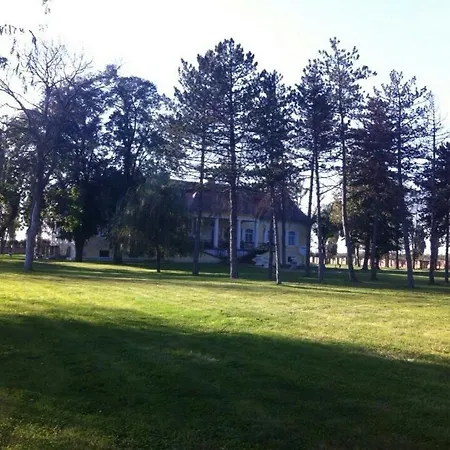 Schulhoff, Castle And Winery Üdülőközpont Padé