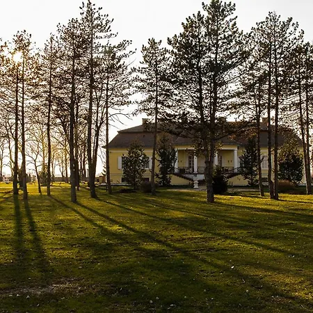 Üdülőközpont Schulhoff, Castle And Winery