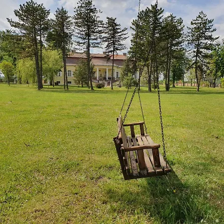Schulhoff, Castle And Winery Üdülőközpont Padé