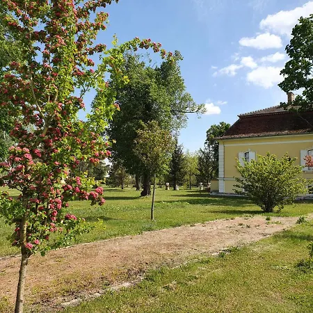 Üdülőközpont Schulhoff, Castle And Winery *